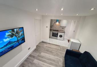 Stunning 1-BedRoom with HotTub-Garden-Free Parking has rooms with a private hot tub