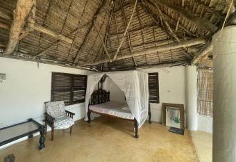 Full 2br + rooftop & garden town house, 5  to beach has Balcony rooms