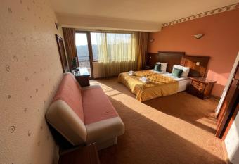 HOTEL BOLYARI has rooms with a private hot tub