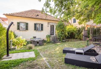 Ferienhaus Perner Gartenhaus unterm Lindenbaum has Balcony rooms