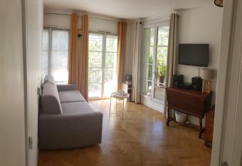Chambre 2 personnes acc  s priv   & terrasse - Plessis Robinson PARIS has Balcony rooms