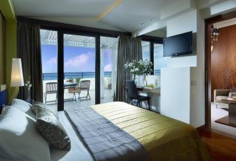 Lato Boutique Hotel has rooms with a private hot tub