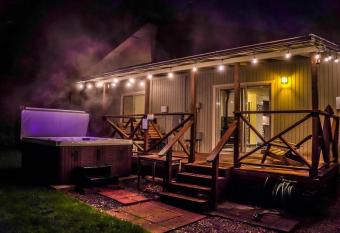 King Bed / Fast Wifi / Spa - Buckeye Bungalow has Balcony rooms