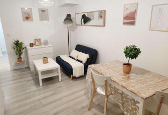 Charmant appartement avec terrasse proche Paris has Balcony rooms