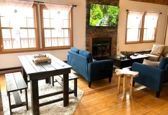 Red Ridge Retreat near Ski Big Bear has Balcony rooms