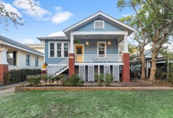 Vintage Crown has Balcony rooms