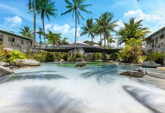 Tropical Holiday apartment 5 min to Trinity beach has Balcony rooms