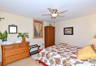 Wild Dandelion Private Suite w/Bikes near Old Town allows 18 year olds to book a room