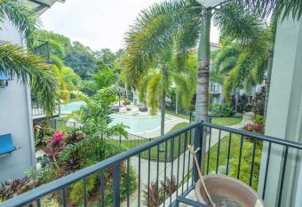 Luscious Getaway 500 m to Clifton Beach with Pools and Gym has Balcony rooms