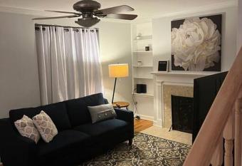 King Suite near parks, airport 30+ stay! allows 18 year olds to book a room