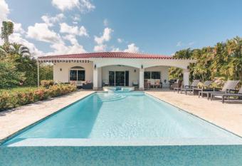 Flexible y Luminosa Villa Club de Golf Punta Cana has rooms with a private hot tub