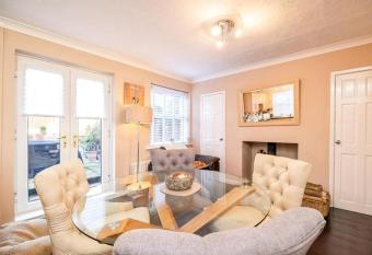 Comfortable three Bedroom House in great Durham City allows 18 year olds to book a room