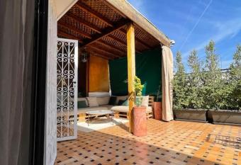 3 Bedroom Flat with SUNNY Terrace allows 18 year olds to book a room