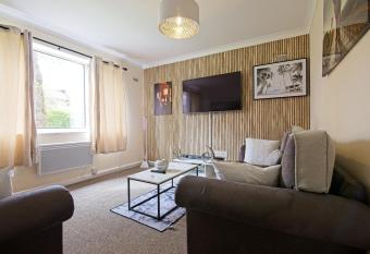 Stylish 1-Bed Apartment has Balcony rooms