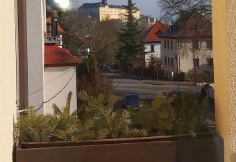 Sch  ne Altbauwohnung mit gro  er Sonnenterrasse has Balcony rooms