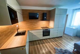 Cel   byt 2+1 v Porub   s pracovnou a 2 balk  ny has Balcony rooms