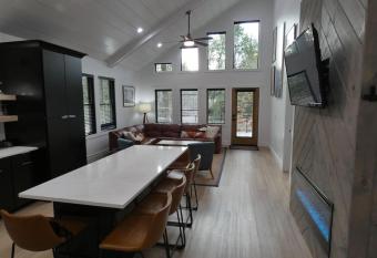 Modern Chalet with Hot Tub and Lake Access has Balcony rooms