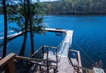 Lakefront Haven Cottage has Balcony rooms