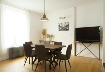 Un jardin et du calme    2 pas du centre has Balcony rooms