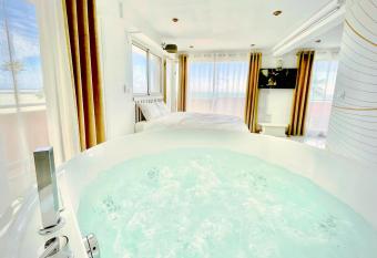 Suite LUXUEUSE vue mer allows 18 year olds to book a room