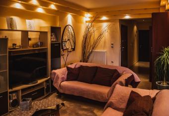 Bojana  s luxury house has rooms with a private hot tub