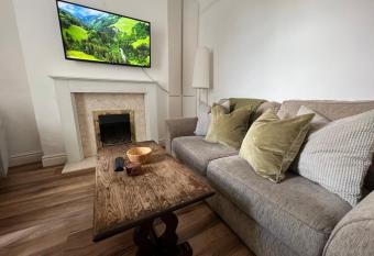 Liverpool Ivy House - 4 Bedrooms has Balcony rooms