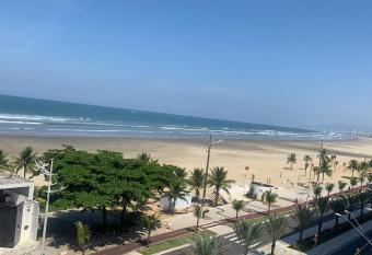 APTO FRENTE PARA MAR BOQUEIR  O - PRAIA GRANDE allows 18 year olds to book a room