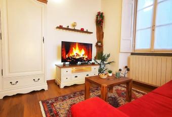 Montevecchia Alta. *Mondo* [Santuario] + Parcheggio allows 18 year olds to book a room