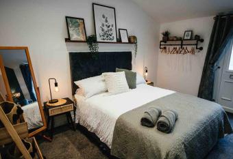 Boho Loft in Somerset - Private Parking has Balcony rooms