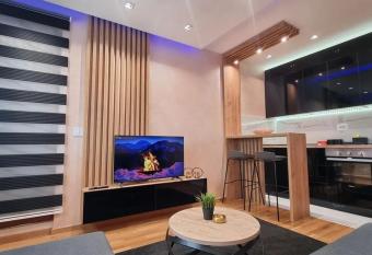 Golden Pine Spa Apartment has rooms with a private hot tub