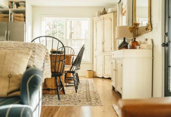 Hot Tub & Catskill Hiking, 15min from Hudson & Amtrak has rooms with a private hot tub