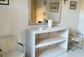 All ombra del castello allows 18 year olds to book a room