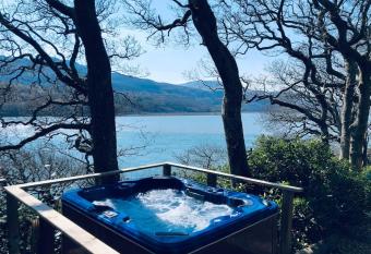 Waterside Cader Cabin with Hot Tub has Balcony rooms