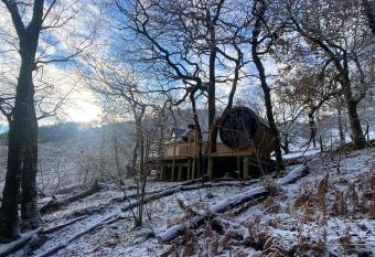 Chestnut Tree House with Hot tub & Sauna has Balcony rooms