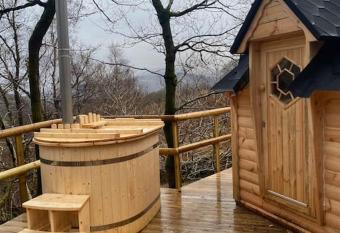 Cherry Tree House with Hot tub & Sauna has Balcony rooms