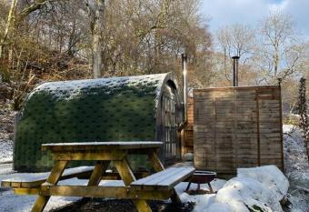 Pine COSY WINTER CABIN - Hot Tub & Log Burner has Balcony rooms