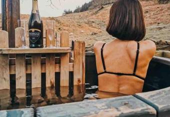 Ash WINTER RETREAT- Hot tub & Log Bruner has Balcony rooms