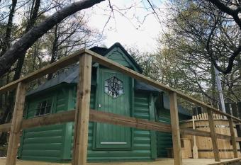 Woodland Cabin with Hot tub & log burner has Balcony rooms