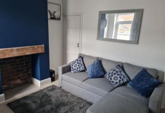 Primrose Stays - 3 bedroom House has Balcony rooms