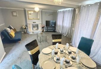 Beautiful Holiday Home Near Newport City Centre, Laurel Road - Sleeps up to 8 allows 18 year olds to book a room