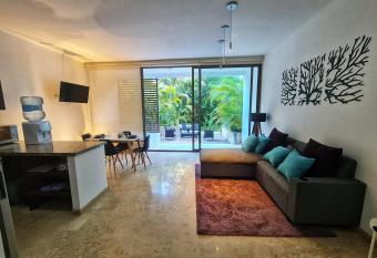 Departamento en Bahia Principe has rooms with a private hot tub