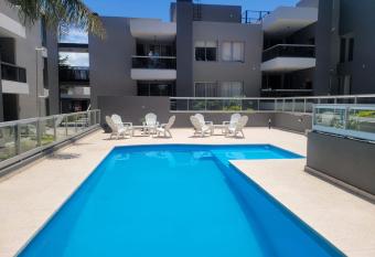 Departamento nuevo con seguridad y pileta ,en villa allende a 15 del centro de C  rdoba has Balcony rooms