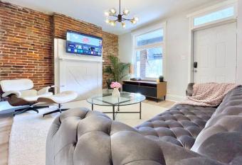 The Kingsboro Mt. Washington by Luxe PGH has Balcony rooms