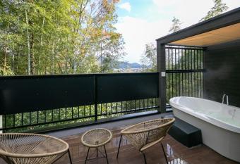 Bettei Fujiya has rooms with a private hot tub