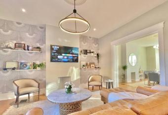 The Westfield at Beechview by Luxe PGH has Balcony rooms