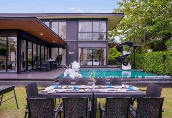 Smoke Stay Pool Villa @ Pattaya                 has Balcony rooms