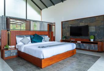 Crystal Kuruva Nature Resort & Spa has rooms with a private hot tub