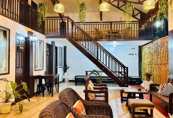 Comfy, City Center and Close to the Airport Rooms allows 18 year olds to book a room