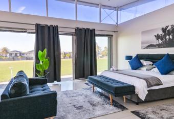 GND Properties Luxury Holiday Home has Balcony rooms