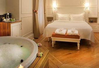   ncek boutiqe has Balcony rooms